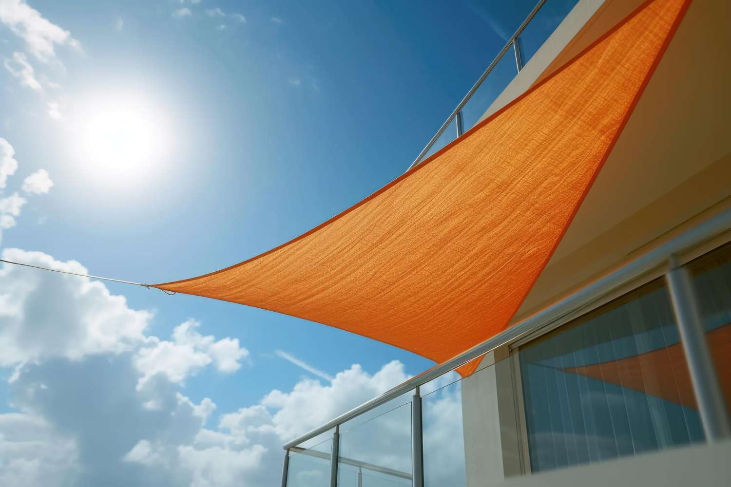 Schaduwdoek op je balkon? Zo creëer je direct koelte & privacy